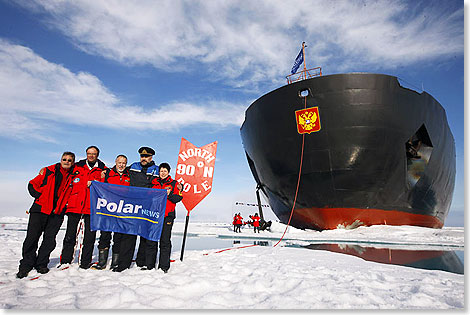 Heiner und Rosamaria Kubny hissen die PolarNEWS-Flagge am Nordpol. 