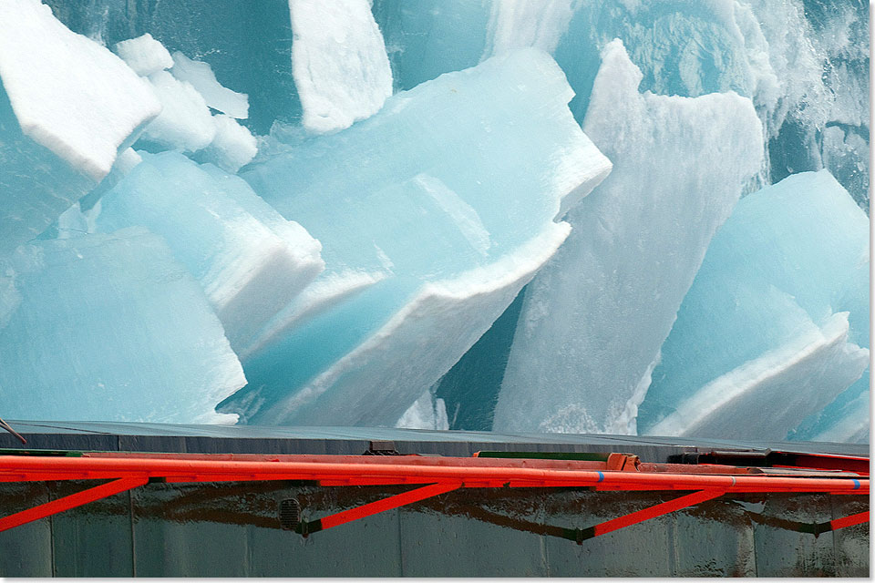 Mchtiger Eisbruch schiebt sich seitlich an der Bordwand vorbei.