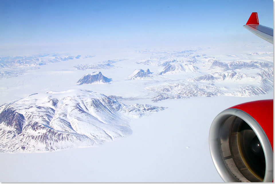 Air Berlin Airbus AB-1111 mit der Kennung D-ALPI ber Nordost-Grnland  auf dem Rckflug vom Nordpol.