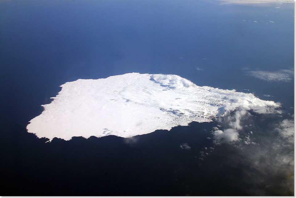 Die Breninsel zwischen Nordkap und Spitzbergen wolkenfrei  eine absolut seltene Aufnahme.