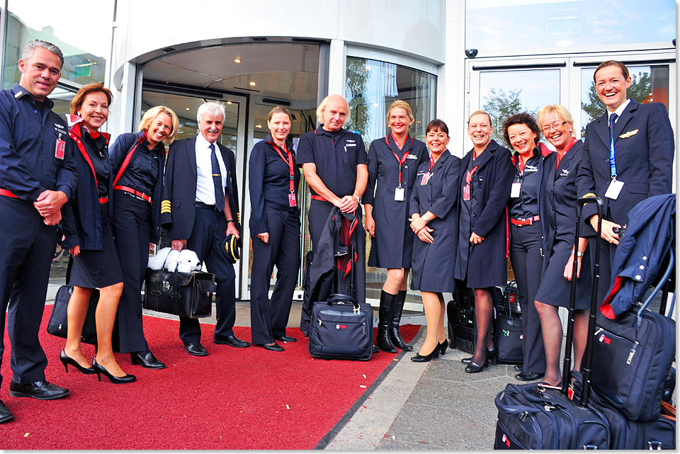 Die Crew des Air Berlin-Airbus A 330-200 mit der Kennung D-ALPI.