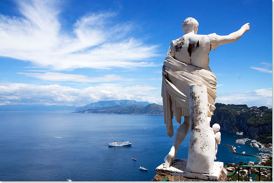 Blick ber die Bucht und den Hafen von Capri.
