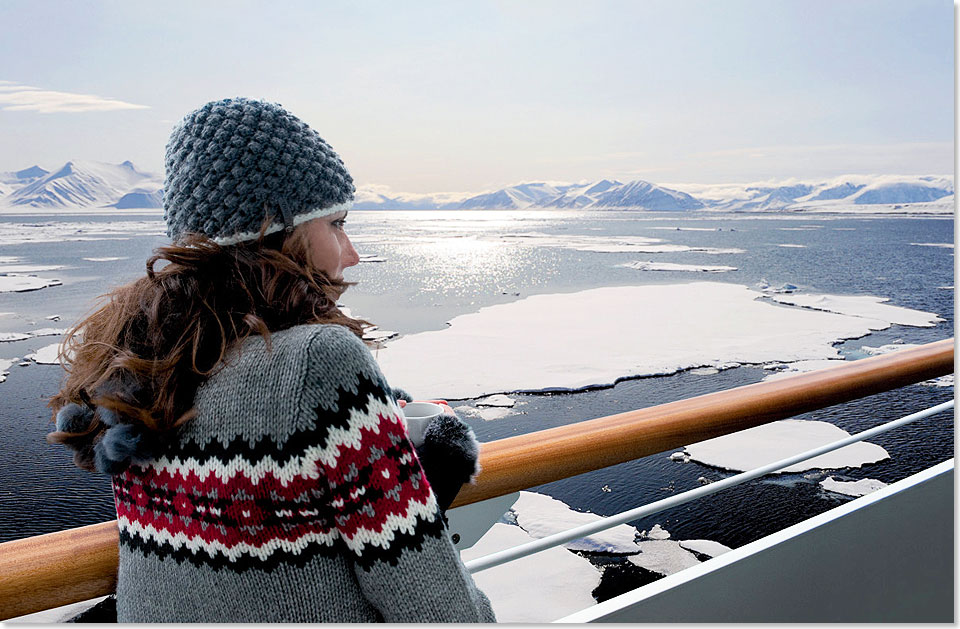 Ehrfurchtsvoll verweilt die Passagierin vor der geheimnisvollen Wunderwelt Antarktis.