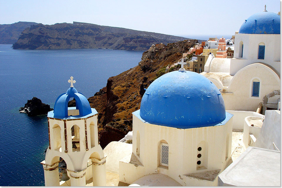 Blick von der Stadt Thira auf Santorin in die Caldera, die bis zu 400 Meter tief ist.