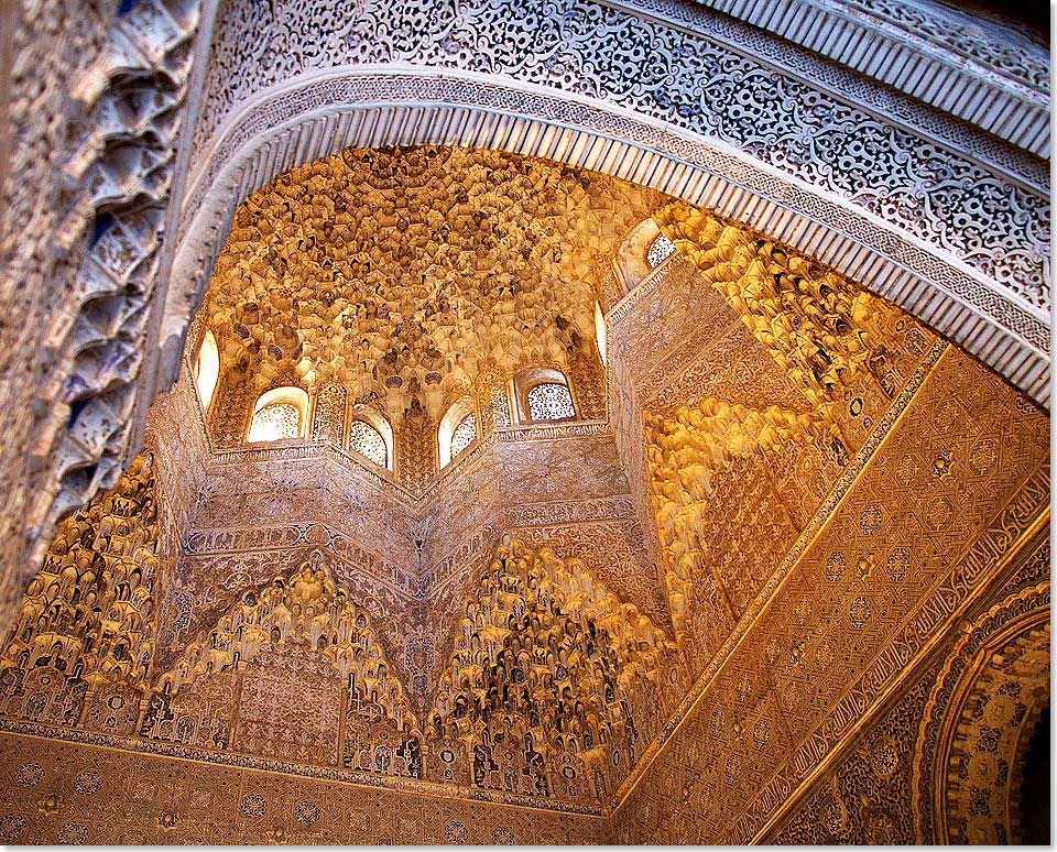 Stalaktitengewlbe in der Sala de los Abencerrajes der Alhambra in Granada.