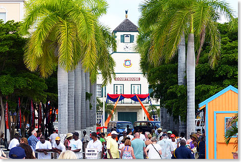 Das Courthouse in Philipsburg, Sint Maarten. Wir sind auf hollndischem Boden, daher trgt der Court ganz klar Oranje. 