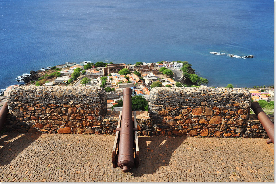 Das Fortalezza Real de Sn Filipe, mit seinen Kanonen und Befestigungsanlagen, die die alte Hauptstadt Cidade Velha schtzen sollte.