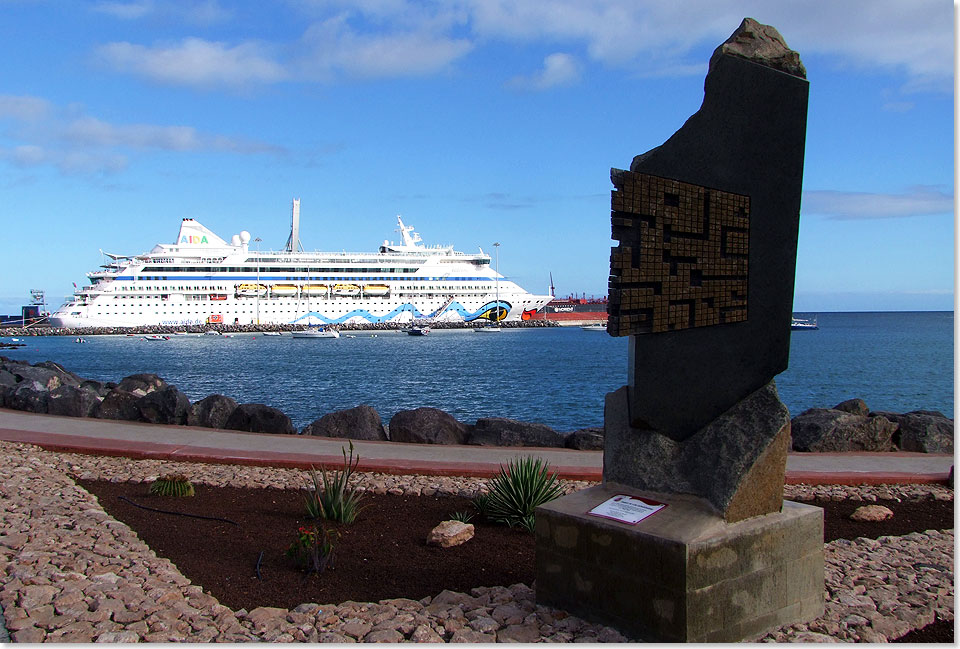 Fuerteventura  AIDAvita im Hafen von Puerto del Rosario.