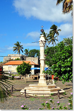 Historischer Pelourinho auf dem Marktplatz in Cidade Velha.