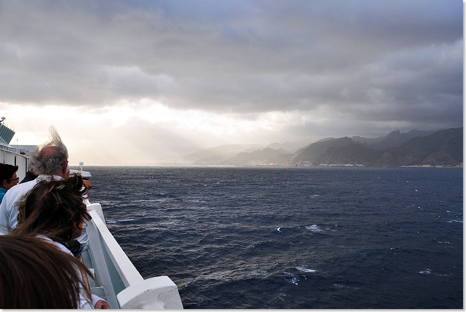 Teneriffa in Sicht nach einer strmischen berfahrt auf der AIDAvita.