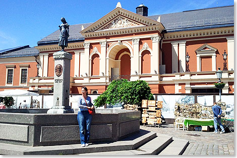 Der nnchen-von-Tharau-Brunnen vor dem Theater in Kleipeda.