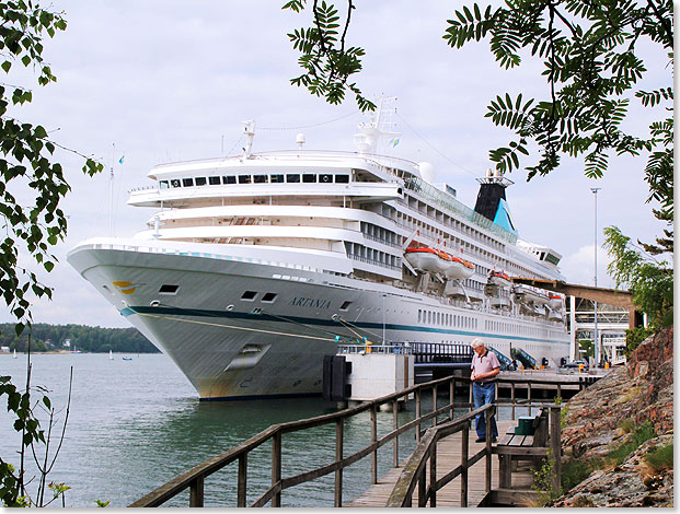 Die ARTANIA hat in Mariehamn einen Liegeplatz im Grnen.