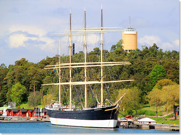 Viermastbark POMMERN an ihrem Museums Liegeplatz. 