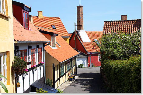 Gasse in Gudhjem an der Ostkste von Bornholm.