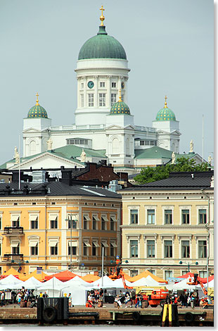Der Dom von Helsinki überragt die Häuser am Hafen mit dem Markt.