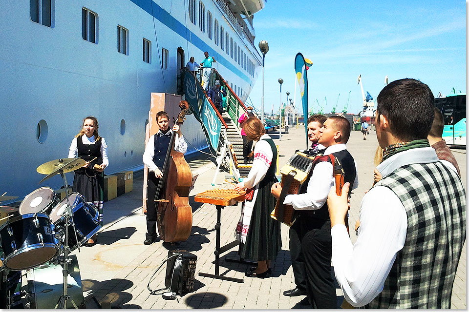 Ankunft in Kleipeda – musikalischer Empfang an der Pier.