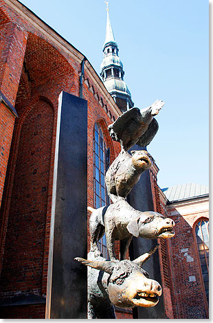 Bremer Stadtmusikanten vor der St. Petrikirche.