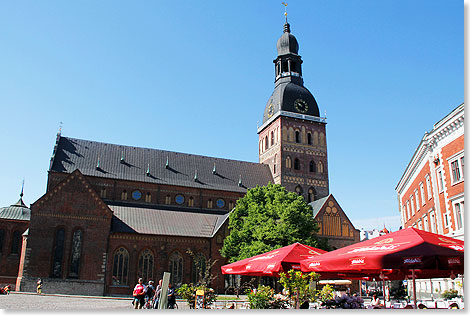 Der Dom von Riga und Gaststätten auf dem Platz.