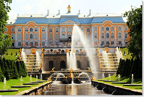 Schloss Peterhof von der Ostsee her gesehen.