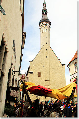 Altstadtgasse mit dem Rathaus in der Bildmitte.