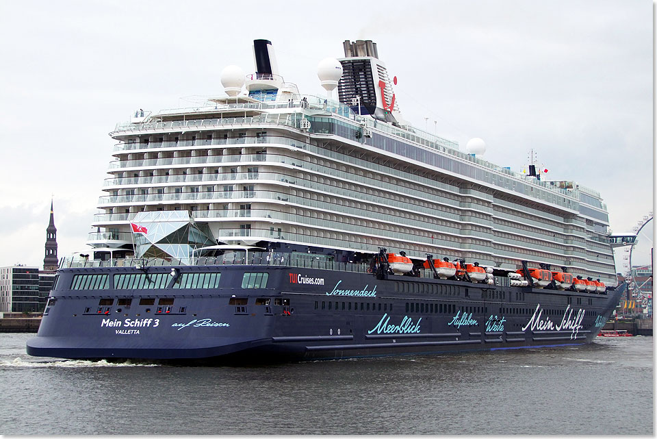 Die MEIN SCHIFF 3 am 1. Juni 2014 in Hamburg.