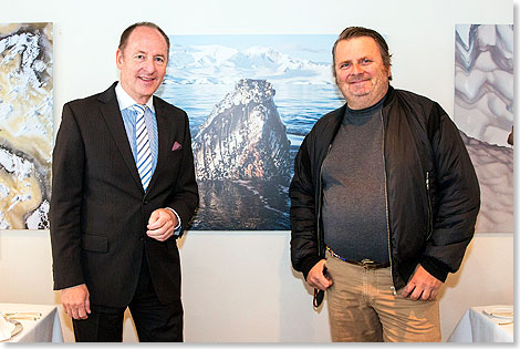 Karl J. Pojer, Vorsitzender der Geschftsfhrung von Hapag-Lloyd Kreuzfahrten und der Fotograf Michael Poliza.