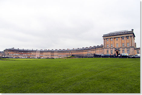 Kein Besuch von Bath, sdlich von Bristol, ohne einen Fotostopp, um den Royal Crescent in ganzer Gre zu bewundern, vom Ende des 18. Jahrhunderts. ber 100 Sulen schmcken den 184 Meter langen Bau aus 30 Husern. 