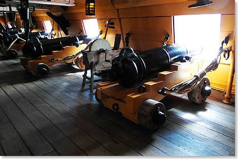 Kanonen auf der HMS VICTORY. 14 Matrosen bedienten eine Kanone und konnten aus ihr bis zu neun Kugeln in einer Minute abfeuern. 