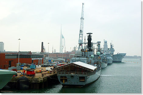 Portsmouth ist die Stadt der Royal Navy. Im großen Hafenbecken liegen dicht hintereinander Schiffe der englischen Marine zur Wartung in der Werft – von Versorgern bis zu Fregatten, Zerstörern und Flugzeugträgern. 