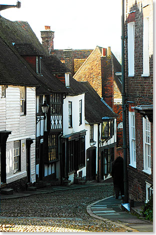 Auch die Steilkste in Englands Sden versandete im Laufe vieler Jahrhunderte. Rye liegt heute im Binnenland. Die steile Strae fhrte einst zum Meer. 