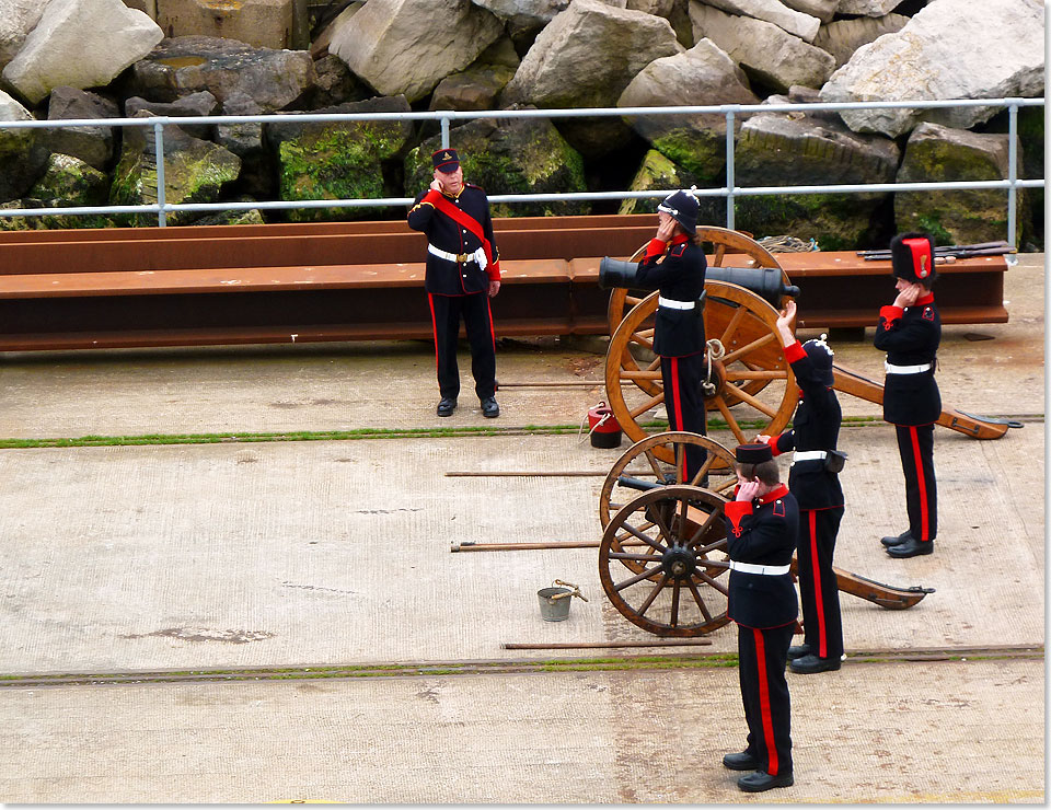 Zum Abschied Grüße aus Kanonen. In Uniformen aus Königin Victorias Zeiten verabschieden Freizeitkanoniere auf dem Kai Gäste auf einem Kreuzfahrtschiff mit Böllerschüssen. 