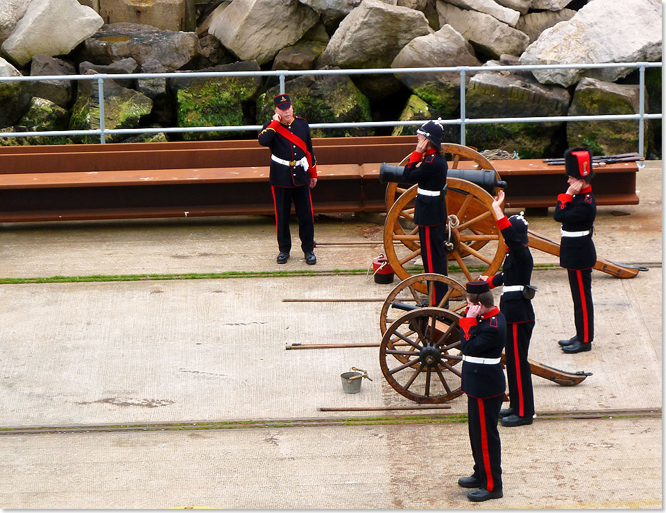 Zum Abschied Gre aus Kanonen. In Uniformen aus Knigin Victorias Zeiten verabschieden Freizeitkanoniere auf dem Kai Gste auf einem Kreuzfahrtschiff mit Bllerschssen. 