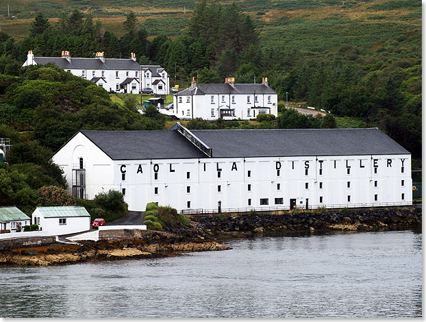 Im Sound of Mull und Sound of Islay ziehen bei nun ruhiger See zahlreiche Whisky Destillerien vorbei, darunter die 1846 gegrndete Caol-Ila Brennerei.