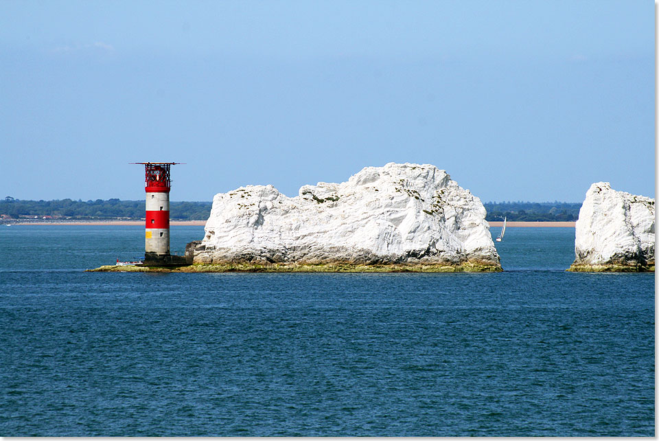 The Needles sind eine Gruppe von drei Felseninseln aus Kreide wenige Meter vor der Westspitze Needles Point der Isle of Wight vor der Sdkste Englands.