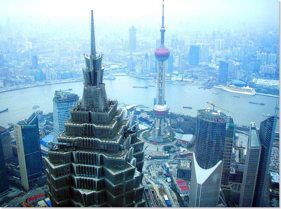 Foto: Carsten Heinke, Leipzig Blick von der Besucherplattform des Weltfinanzzentrums Shanghai auf den Wolkenkratzerwald von Pudong