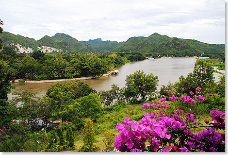 Blick vom Bergtempel Wat Tham Mankhon Thong auf den Kwai-Fluss in Thailand.