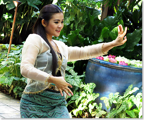 Foto: Carsten Heinke, Leipzig Tänzerin im Garten des John-Thompson-Hauses in Bangkok.