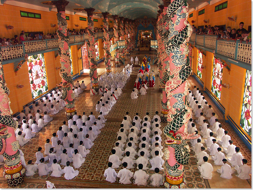 Foto: Tanja Speck, Landshut Im Cao-Dai Tempel, er liegt in Tây Ninh nahe Ho-Chi-Minh-Stadt (Saigon, Vietnam). Cao Dai ist eine Religion im Süden von Vietnam, die drittgrößte Religion des Landes.