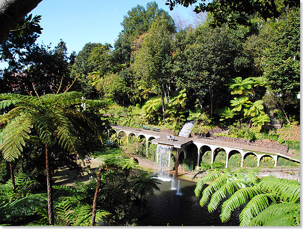 Das kleine Dorf Monte, in den Hügeln über Funchal gelegen, war früher einmal der Kurort der High Society Europas. Der vornehme Park des ehemaligen Luxushotels Monte Palace – heute Jardim Tropical – erinnert daran. 