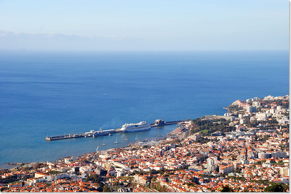 Alternativ zum Korbschlitten knnen die Kreuzfahrtpassagiere auch den grandiosen Blick aus der Seilbahn zwischen Monte und Funchal genieen, bevor es wieder an Bord des Schiffes geht. 