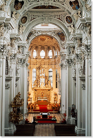 Langhaus und Altarraum des Domes St. Stephan in Passau.