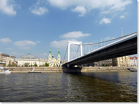 Unter allen Brcken, die die Stadtteile Buda und Pest verbinden fuhren wir hindurch zu unserem Anlegeplatz. 
