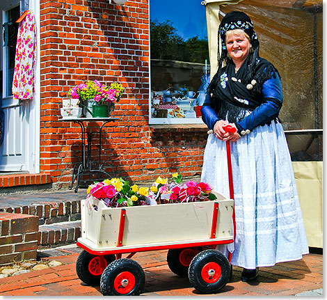 In ihrer inselfriesischen Sonntagstracht erfreuten Pellwormer die Besucher der Rosengrten.