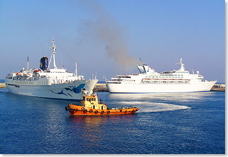 Oldtimer unter sich: Die 1957 als AUSONIA gebaute AEGEAN TWO wurde 2010 verschrottet, die 1968 gebaute ORIENT QUEEN unternimmt unter dem Namen LOUIS AURA noch immer Mittelmeer-Kreuzfahrten. Das Foto zeigt die beiden Schiffe 2007 in Rhodos.