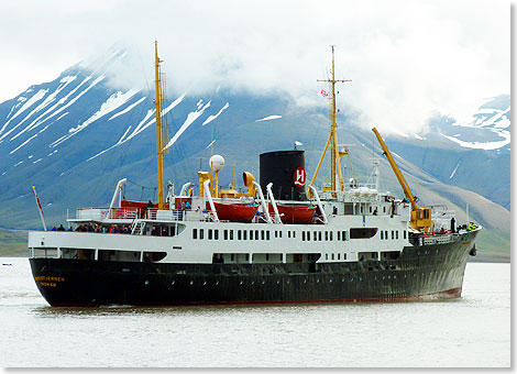 Foto: Kai Ortel, Berlin Neustart mit Hindernissen: Nach dem Ausscheiden aus der Hurtigruten-Flotte musste die Wieder-Indienststellung der 1956 gebauten NORDSTJERNEN von 2013 auf 2014 verschoben werden, weil sich die Renovierung des Schiffes (hier 2012 in Longyearbyen) verzögerte.