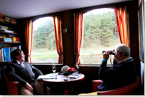 Gottfried Scherrer (rechts), der Vogler hat immer das Fernglas vor den Augen.