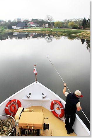 Kapitn Thomas Magner lotet in der Marina Drawsko 