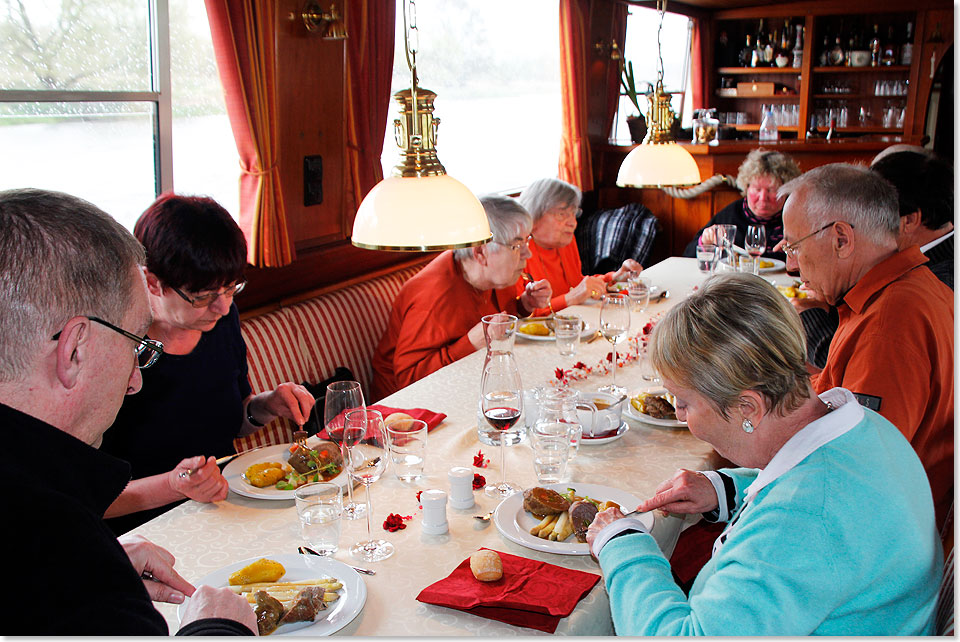 Mittagessen im Salon mit Blick in die Natur.