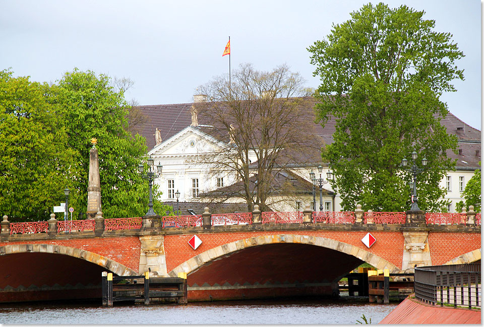 Schloss Bellevue, der Sitz des Bundespräsidenten, hinter der Lutherbrücke.