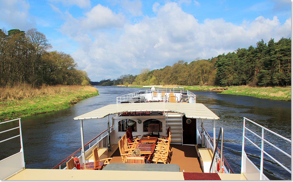 Ungestrte ruhige Flussfahrt auf der Warthe.